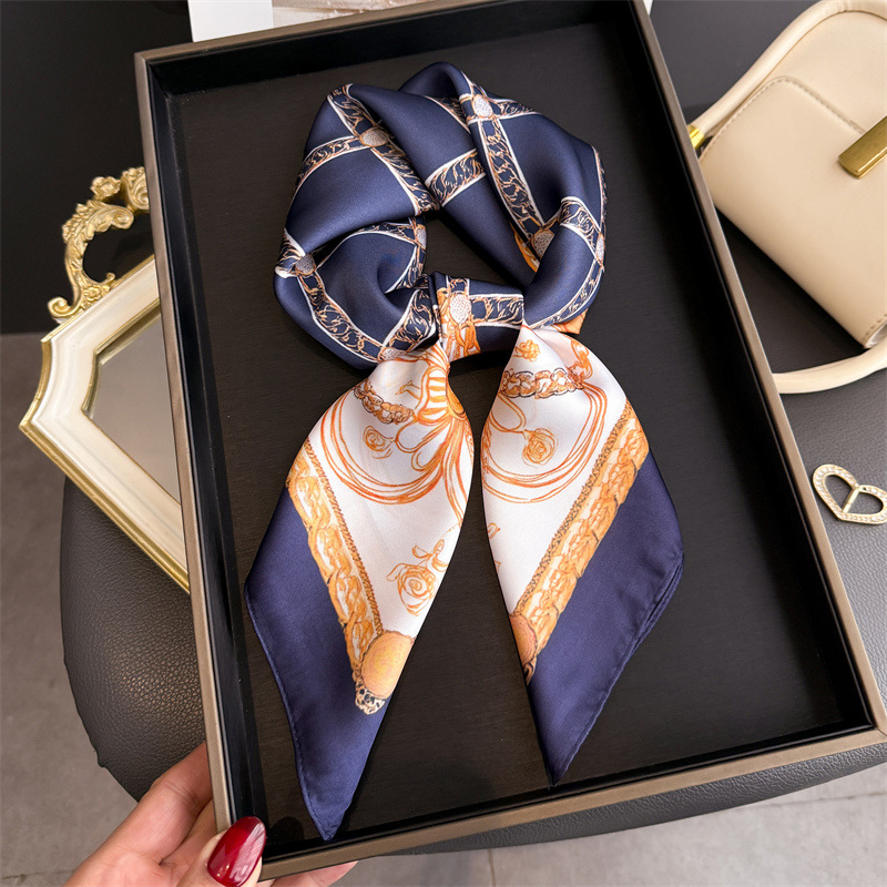 Face Scarf Mask - وشاح حريري مربع أزرق كلاسيكي بطبعة